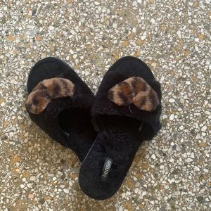 Black leopard print slippers